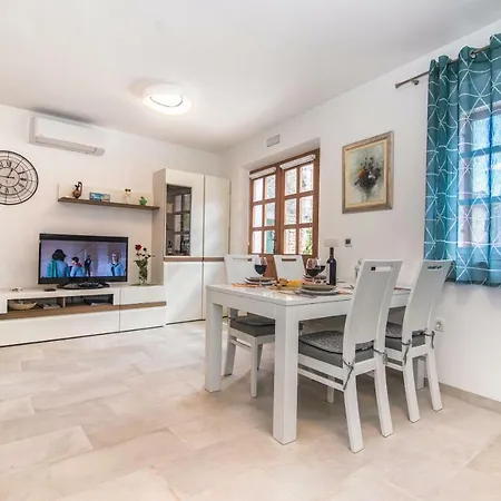 Semesterbostad House Tia