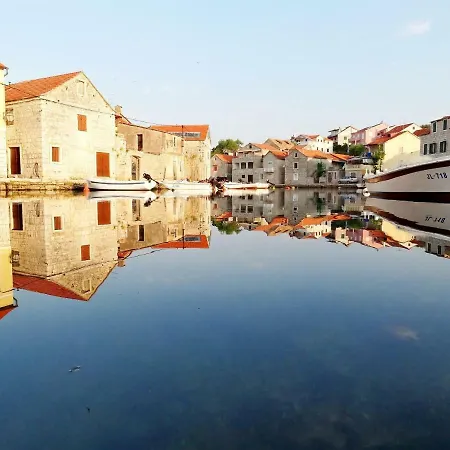 Semesterbostad House Tia *