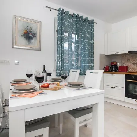 Semesterbostad House Tia *